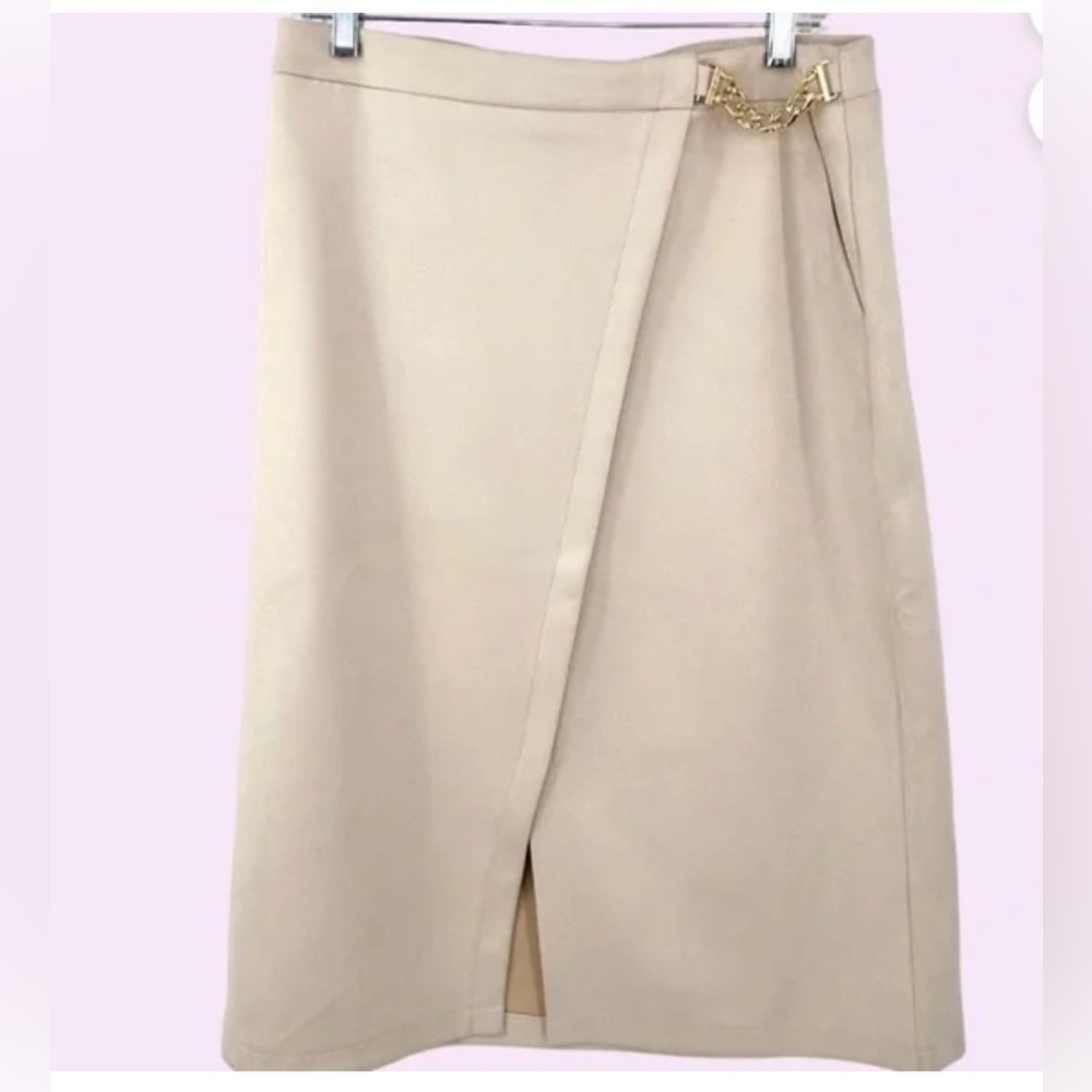 Ivory Marc New York A line skirt with gold tone accents and pockets. NWT